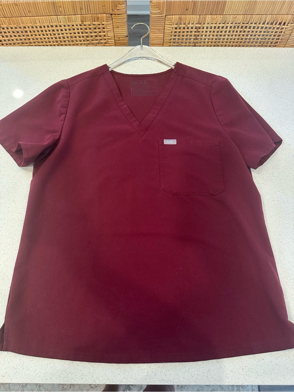 Figs Men’s V-Neck Scrub Top — Burgundy